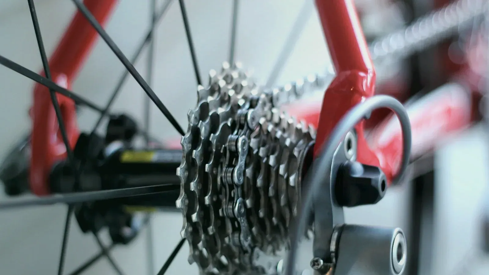 Pignons et chaîne d’un vélo de route photographiés de près