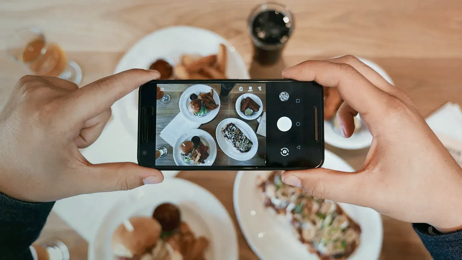 Vue de dessus d’un repas photographié au téléphone au-dessus de la table