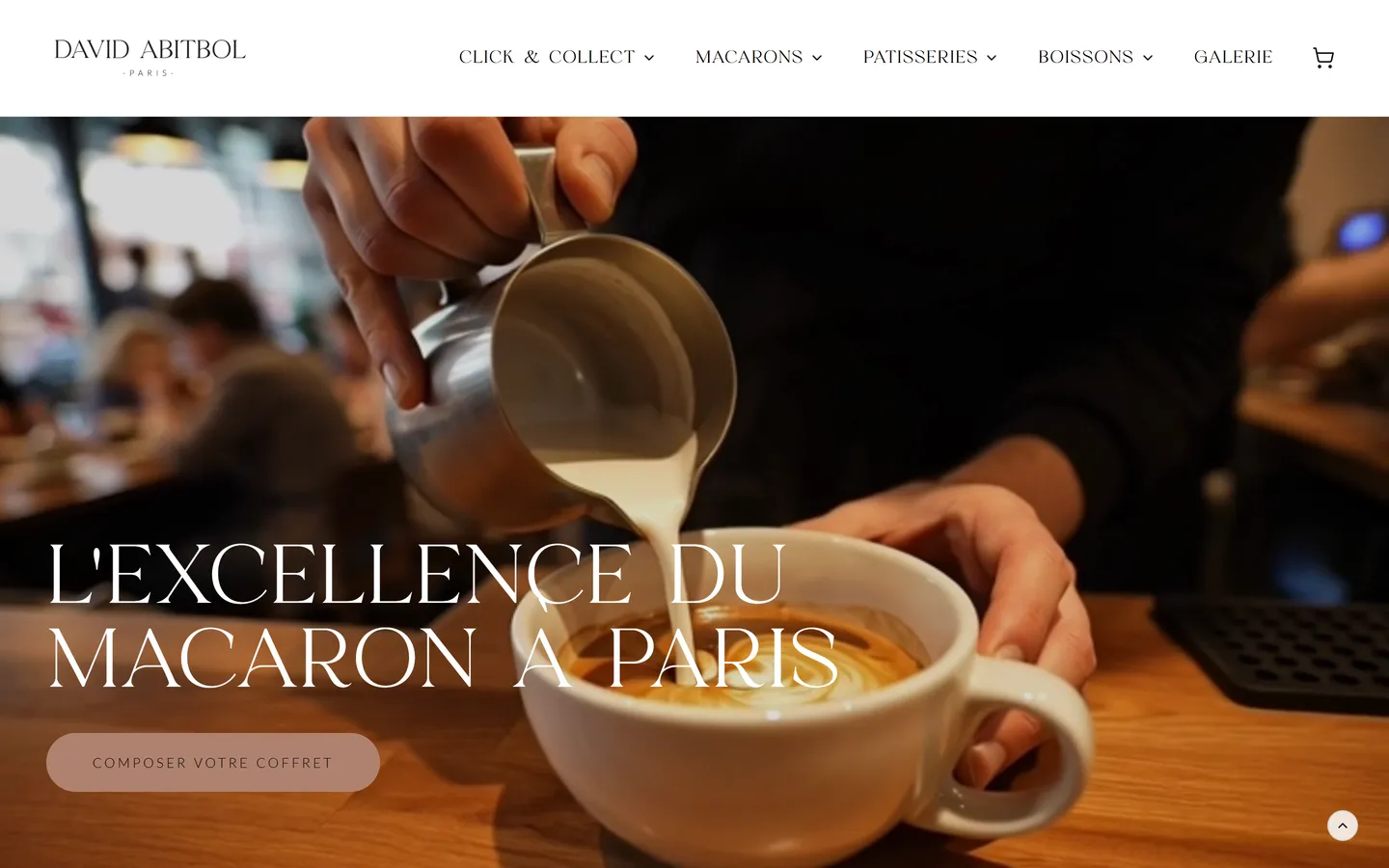 Page d’accueil du site David Abitbol Paris : le titre « L’excellence du macaron à Paris » et le bouton « Composer votre coffret » posés sur une vidéo de préparation de café, artisan pâtissier du Marais, site réalisé par Ambriel