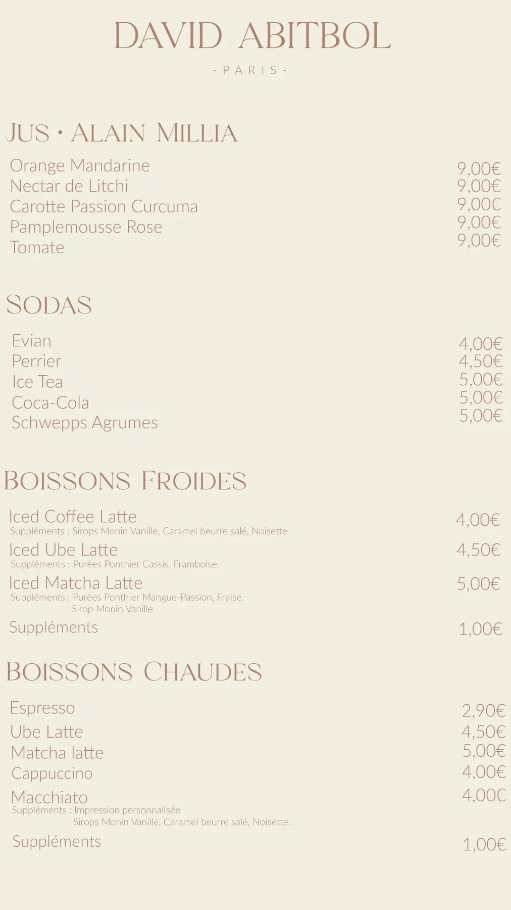 Carte des boissons sur fond crème : rubriques jus, sodas, boissons froides et boissons chaudes en capitales terracotta, intitulés en romaine, prix alignés à droite et suppléments en petits caractères gris