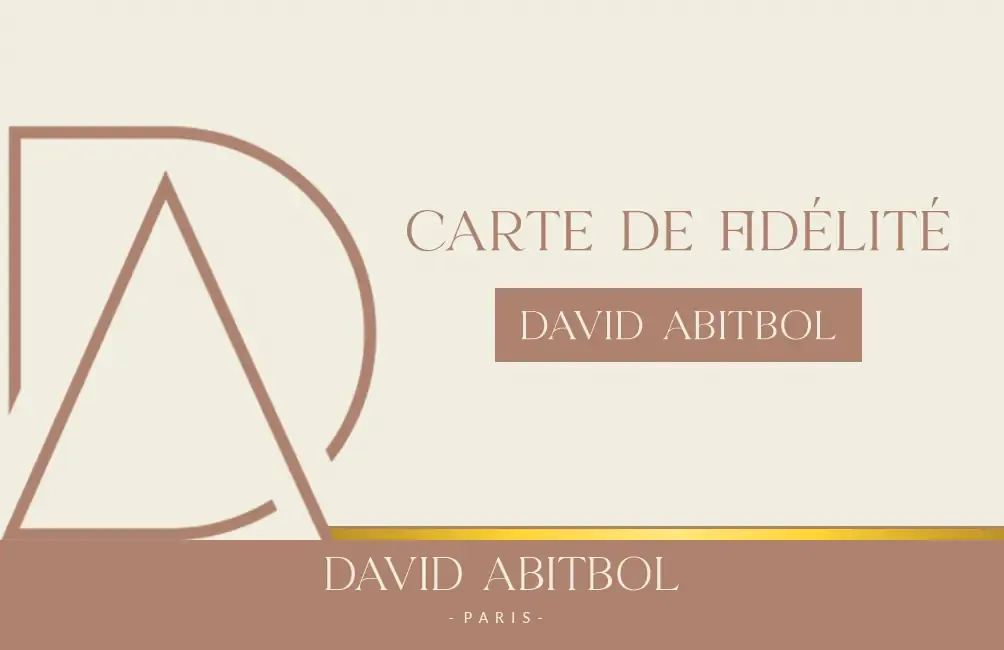 Recto d’une carte de fidélité : grand monogramme D et A en filet terracotta rogné au bord, mention « Carte de fidélité » en capitales et bandeau doré en pied de carte