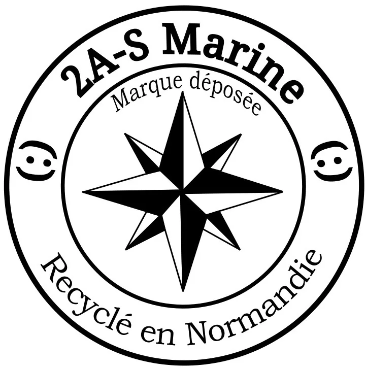 Logo circulaire noir et blanc en forme de sceau : rose des vents à huit branches inscrite dans un double anneau portant des mentions en capitales, avec deux petits visages stylisés sur les flancs