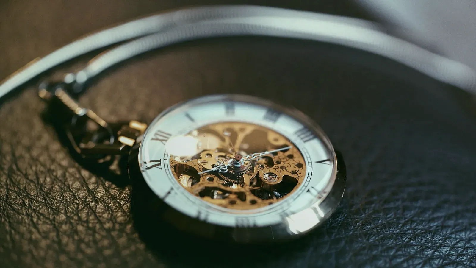 Montre à gousset ouverte laissant voir les rouages de son mécanisme