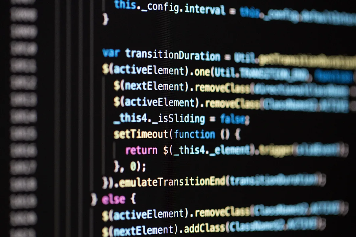 Écran affichant des lignes de code colorées, illustrant les scénarios qui automatisent les tâches répétitives d'une entreprise