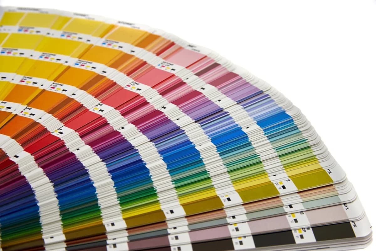 Nuancier de couleurs déployé en éventail, outil de référence pour construire la charte graphique d'une entreprise